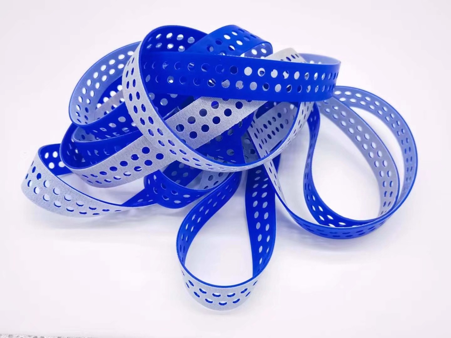 QIANYUE專業(yè)生產(chǎn)鋰電池輸送帶-PU防靜電打孔皮帶-防靜電輸送帶